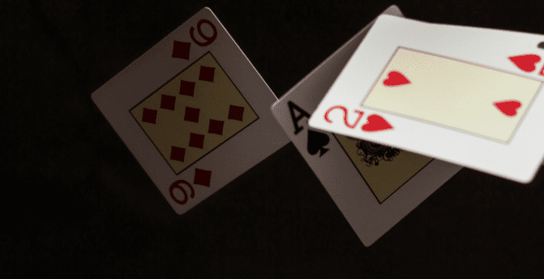 Image montrant l'analogie entre un réseau d'affaires et un château de cartes qui s'écroulent
